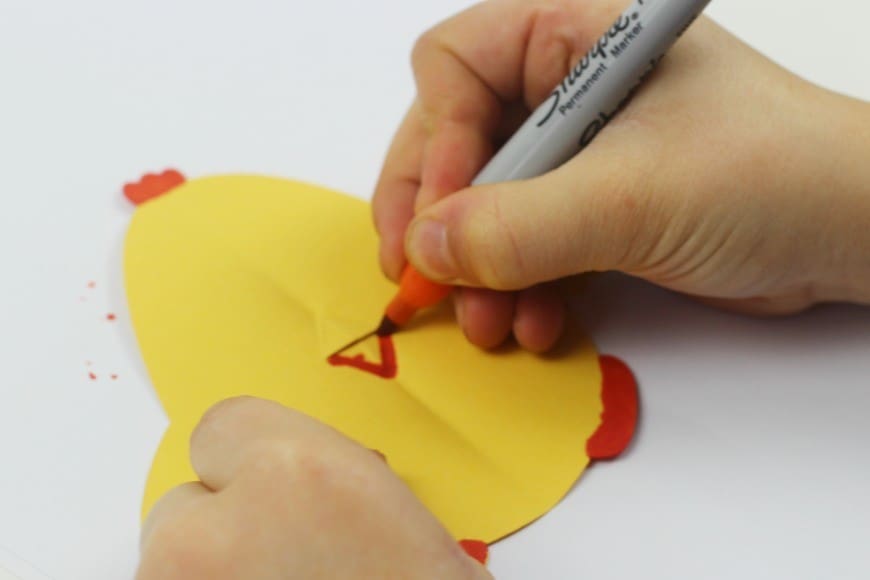 How cute is this Easter Chick card with pop out beak. It is a fab DIY kids craft for Spring or Easter. This is a super simple card to make with your children.