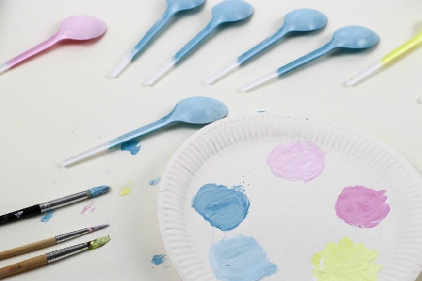 These Pop-up Spoon Chicks are a super fun Spring and Easter crafts for kids.  They are perfect for recycling plastic spoons. A fun and simple DIY kids craft that is great for celebrating Spring.
