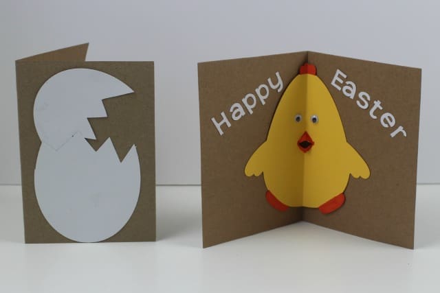 How cute is this Easter Chick card with pop out beak. It is a fab DIY kids craft for Spring or Easter. This is a super simple card to make with your children.