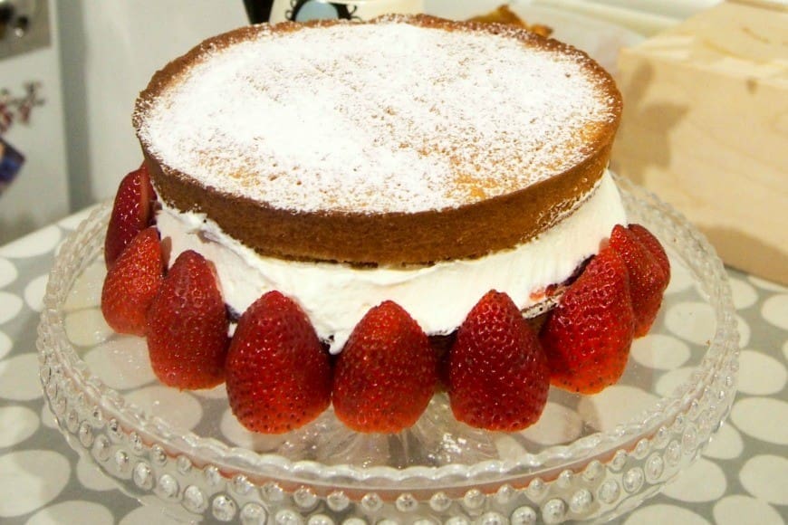 How to make the perfect Victoria Sponge. Follow our secret tip to make the most delicious classic Victoria Sponge Sandwich. This tea time mainstay is a brilliant bake for cooking with kids. 