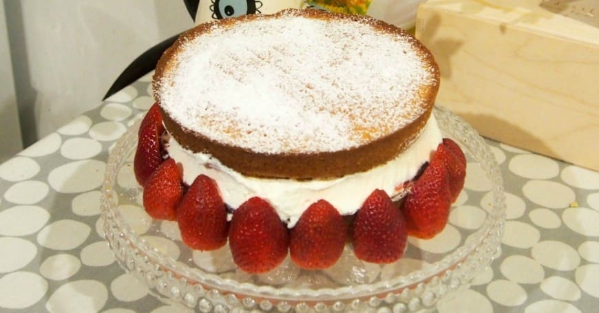 How to make the perfect Victoria Sponge. Follow our secret tip to make the most delicious classic Victoria Sponge Sandwich. This tea time mainstay is a brilliant bake for cooking with kids. 