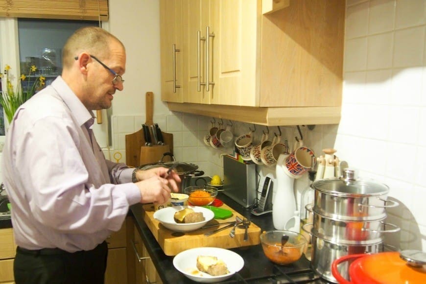 Did you know that you can cook Jacket Potatoes in your crock pot or slow cooker? This has been a midweek meal game changer for me and a fab family friendly meal. 
