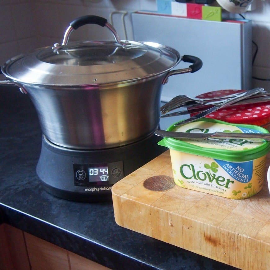 Did you know that you can cook Jacket Potatoes in your crock pot or slow cooker? This has been a midweek meal game changer for me and a fab family friendly meal. 