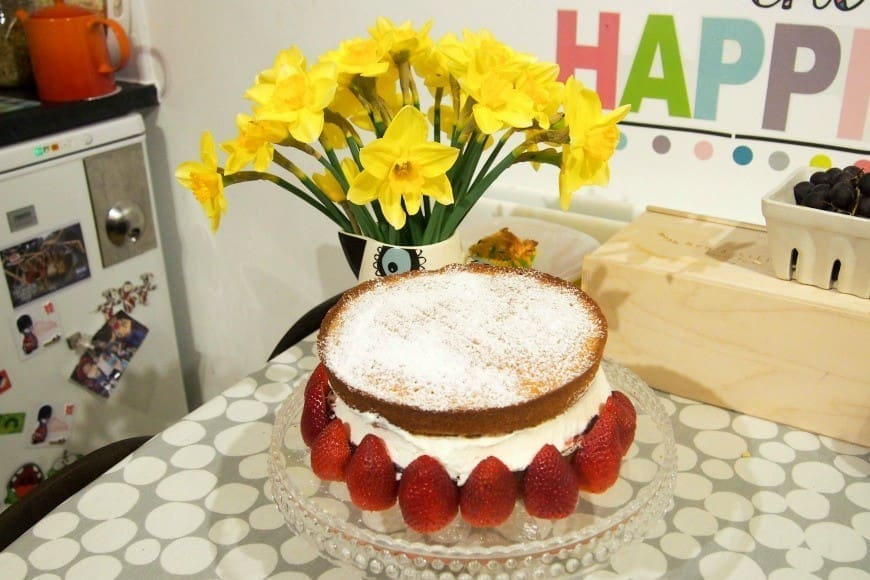 How to make the perfect Victoria Sponge. Follow our secret tip to make the most delicious classic Victoria Sponge Sandwich. This tea time mainstay is a brilliant bake for cooking with kids. 