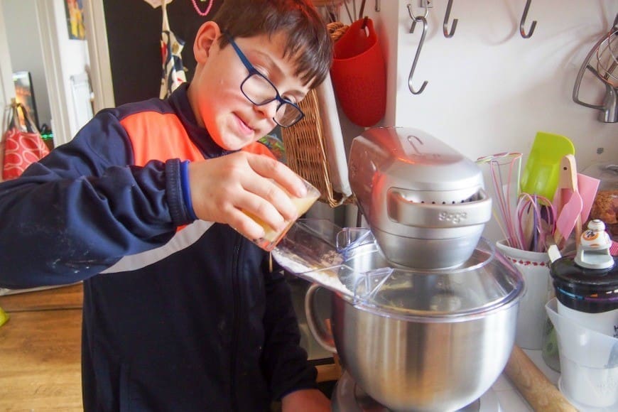 How to make the perfect Victoria Sponge. Follow our secret tip to make the most delicious classic Victoria Sponge Sandwich. This tea time mainstay is a brilliant bake for cooking with kids. 