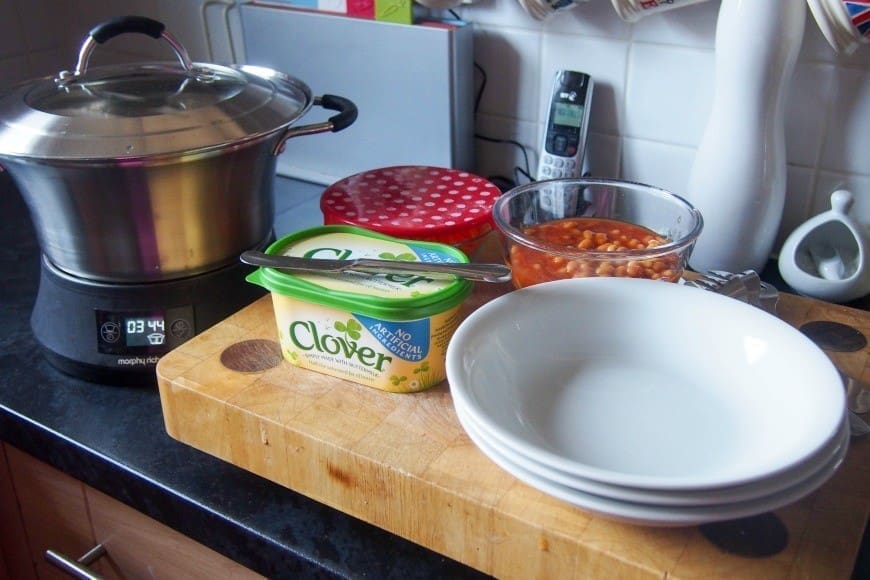 Did you know that you can cook Jacket Potatoes in your crock pot or slow cooker? This has been a midweek meal game changer for me and a fab family friendly meal. 