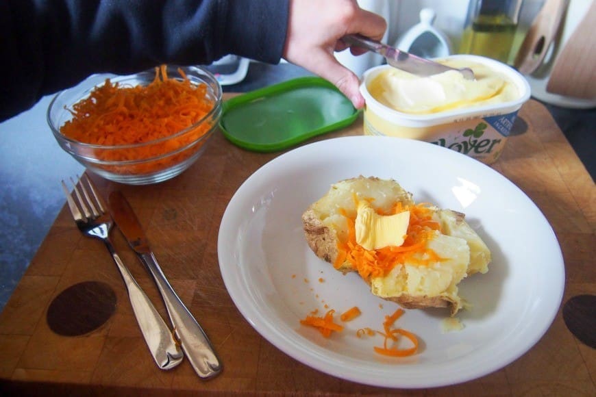 Did you know that you can cook Jacket Potatoes in your crock pot or slow cooker? This has been a midweek meal game changer for me and a fab family friendly meal. 