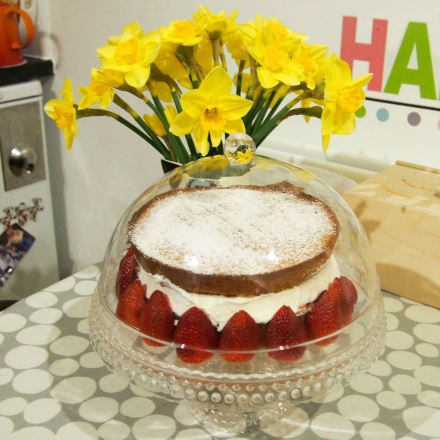 How to make the perfect Victoria Sponge. Follow our secret tip to make the most delicious classic Victoria Sponge Sandwich. This tea time mainstay is a brilliant bake for cooking with kids.