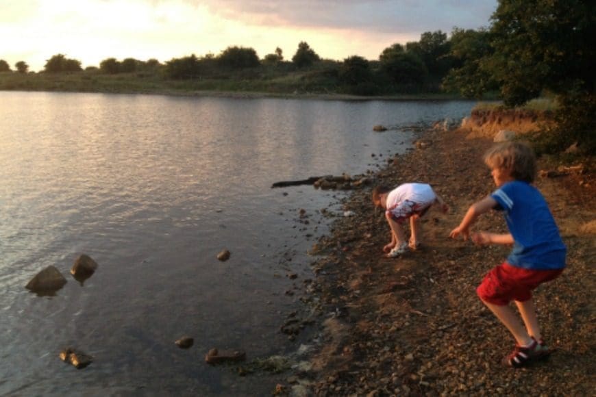 Free beach activities for families. Have fab free fun at the beach with kids with our super fun activities to help make memories that will last a lifetime.