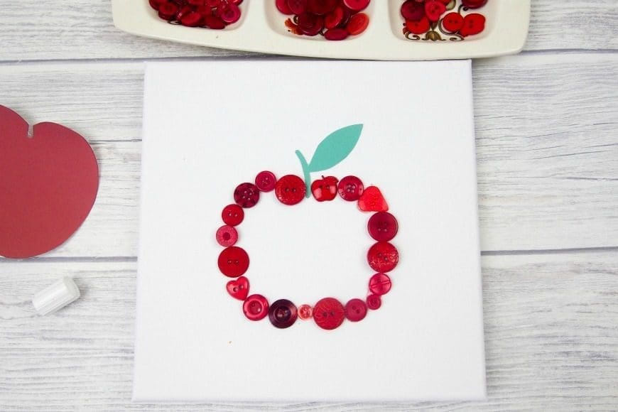 Button Apple Canvas Teacher Gift. This beautiful DIY craft is a perfect teacher appreciation gift that can me made by children.