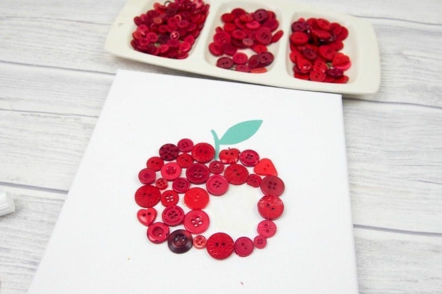 Button Apple Canvas Teacher Gift. This beautiful DIY craft is a perfect teacher appreciation gift that can me made by children.