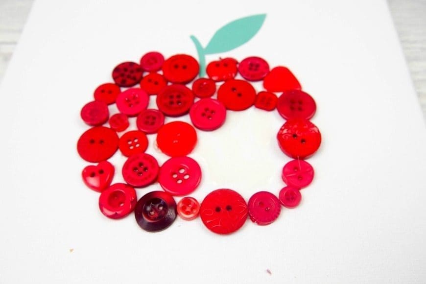 Button Apple Canvas Teacher Gift. This beautiful DIY craft is a perfect teacher appreciation gift that can me made by children.