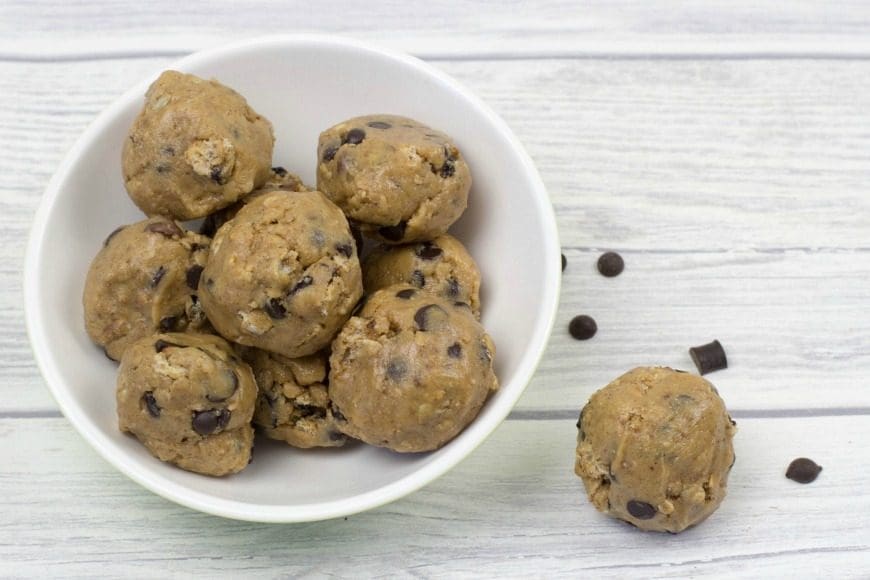 These peanut butter and chocolate bites are delicious and no bake, making them perfect for getting your kids in the kitchen. These no bake peanut butter and chocolate bites are made with rye rather an oats and have a delightful crunch.