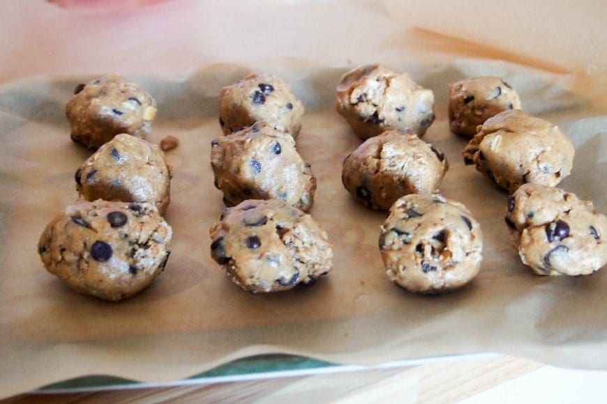 These peanut butter and chocolate bites are delicious and no bake, making them perfect for getting your kids in the kitchen. These no bake peanut butter and chocolate bites are made with rye rather an oats and have a delightful crunch.