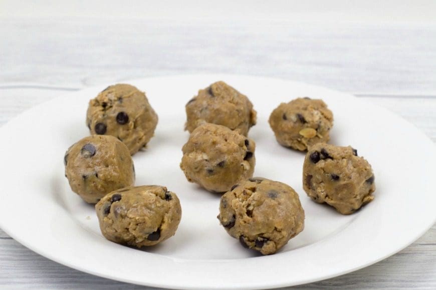 These peanut butter and chocolate bites are delicious and no bake, making them perfect for getting your kids in the kitchen. These no bake peanut butter and chocolate bites are made with rye rather an oats and have a delightful crunch.