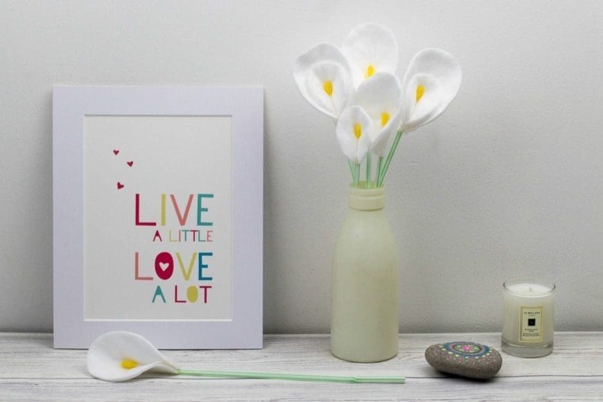 This Cotton Pad and Q-Tip Calla Lily Craft is simple to make and looks amazing. A fun, simple DIY kids craft using things you already have in your home. Who wouldn't love a bouquet of everlasting calla lilies? 