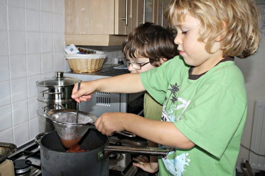 10 Tips for cooking with Siblings