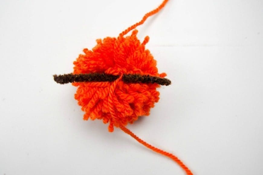 How to make Pom pom pumpkin garland