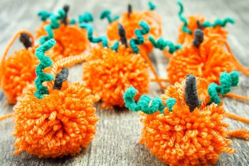 How to make Pom pom pumpkin garland