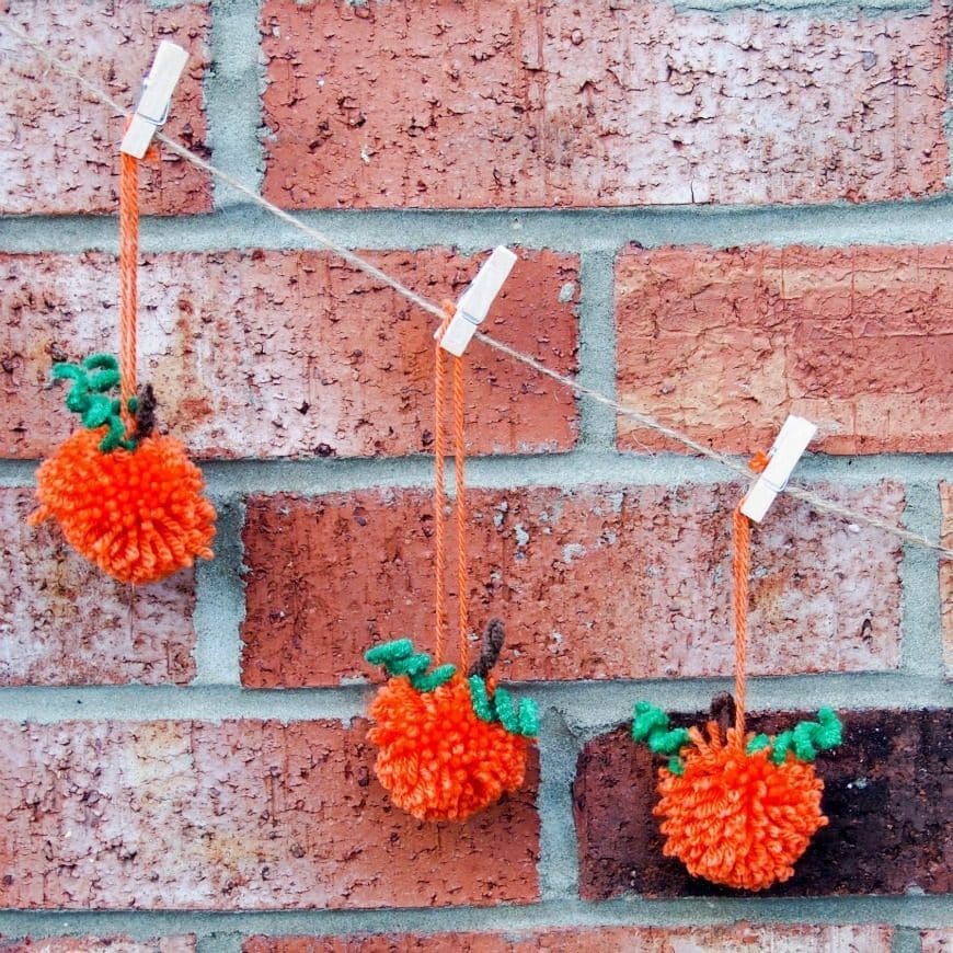 How to make Pom pom pumpkin garland