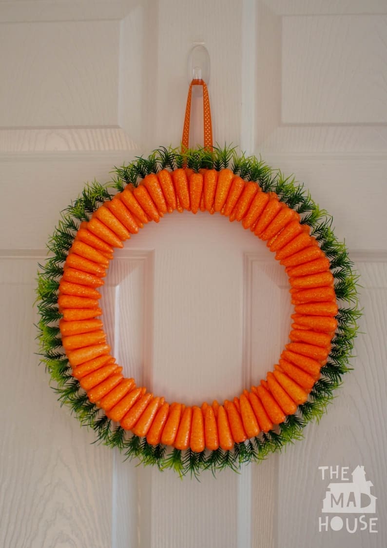 Make a Easter Carrot wreath with this easy to follow tutorial using glitter carrots. 