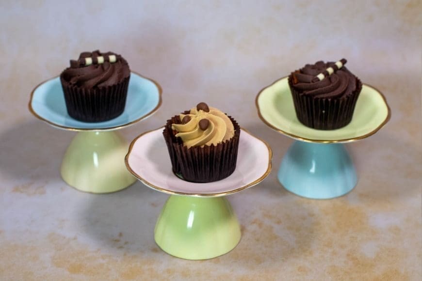 Cake stands make elegant table pieces for a party and making them couldn’t be more straightforward with our Blu Tack Hack. 