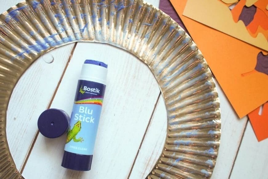 Paper plate as a wreath form