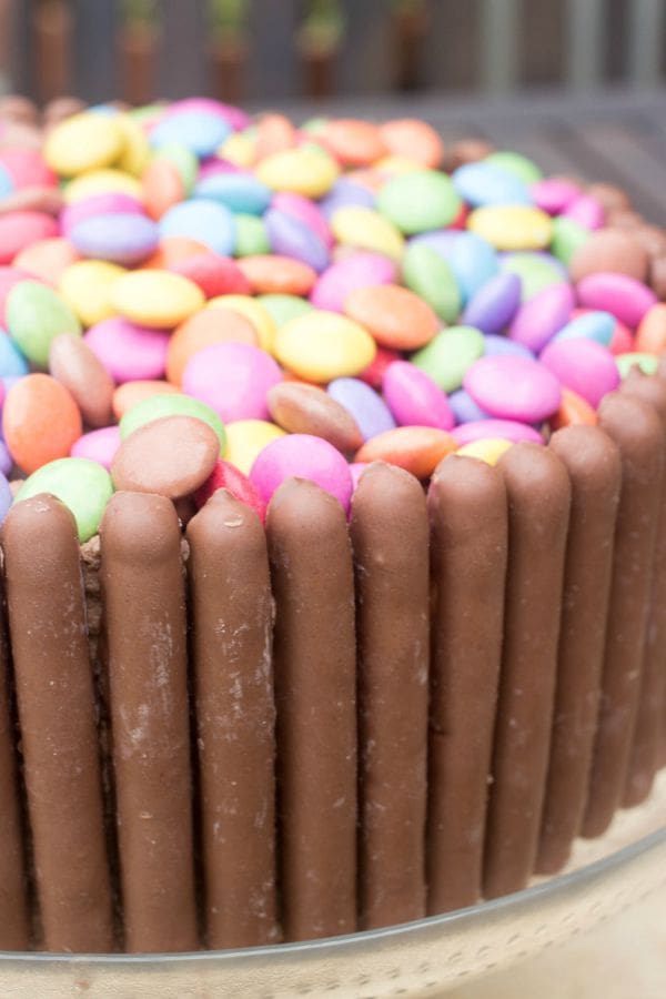 Discover how to make a simple kids birthday cake with fun decorations. From smash cakes for first birthdays to chocolate cake classics, these ideas are perfect for any party.