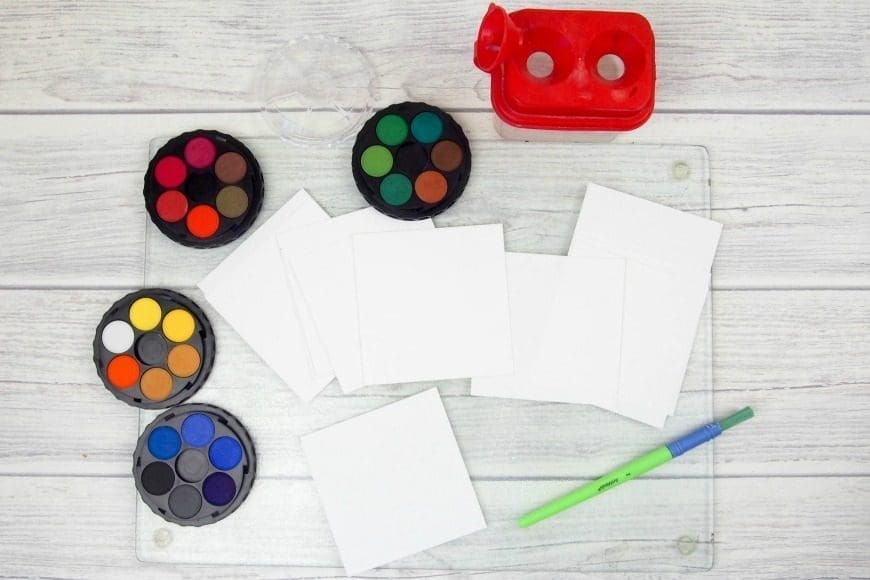 This beautiful piece of collaborative art is inspired by the works of Vasily Kandinsky. It is a fantastic way to introduce children to the work of an artist and a fun craft DIY for all the family. Kandinsky for kids - concentric circles in squares