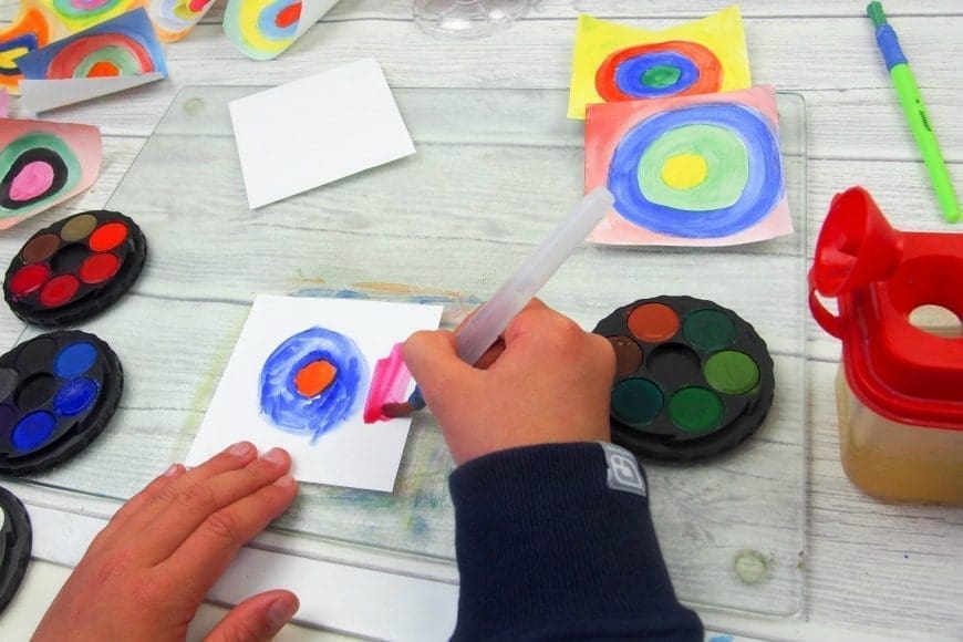 This beautiful piece of collaborative art is inspired by the works of Vasily Kandinsky. It is a fantastic way to introduce children to the work of an artist and a fun craft DIY for all the family. Kandinsky for kids - concentric circles in squares