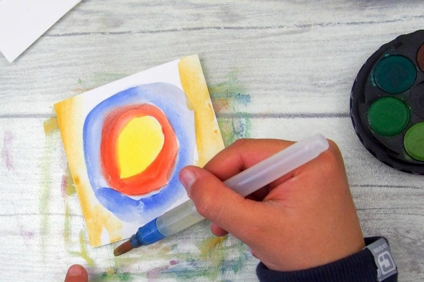 This beautiful piece of collaborative art is inspired by the works of Vasily Kandinsky. It is a fantastic way to introduce children to the work of an artist and a fun craft DIY for all the family. Kandinsky for kids - concentric circles in squares