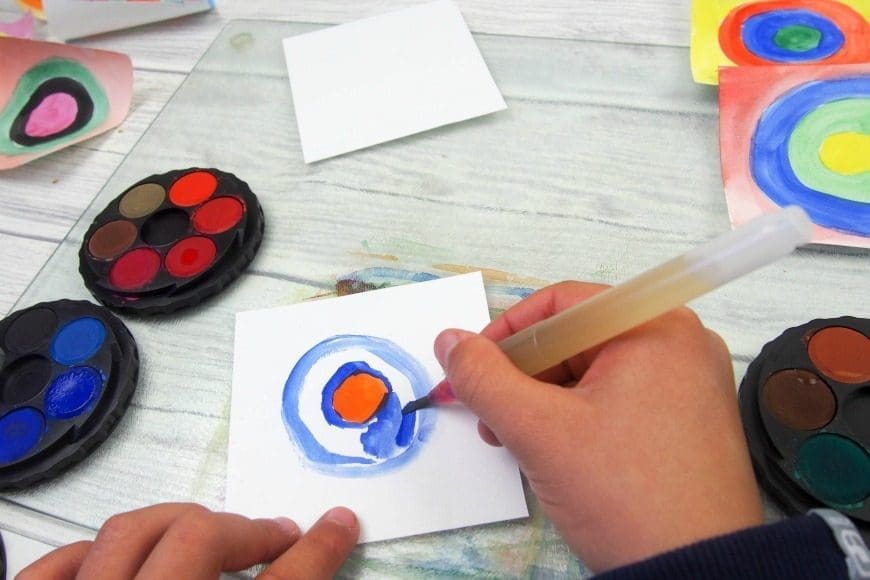 This beautiful piece of collaborative art is inspired by the works of Vasily Kandinsky. It is a fantastic way to introduce children to the work of an artist and a fun craft DIY for all the family. Kandinsky for kids - concentric circles in squares